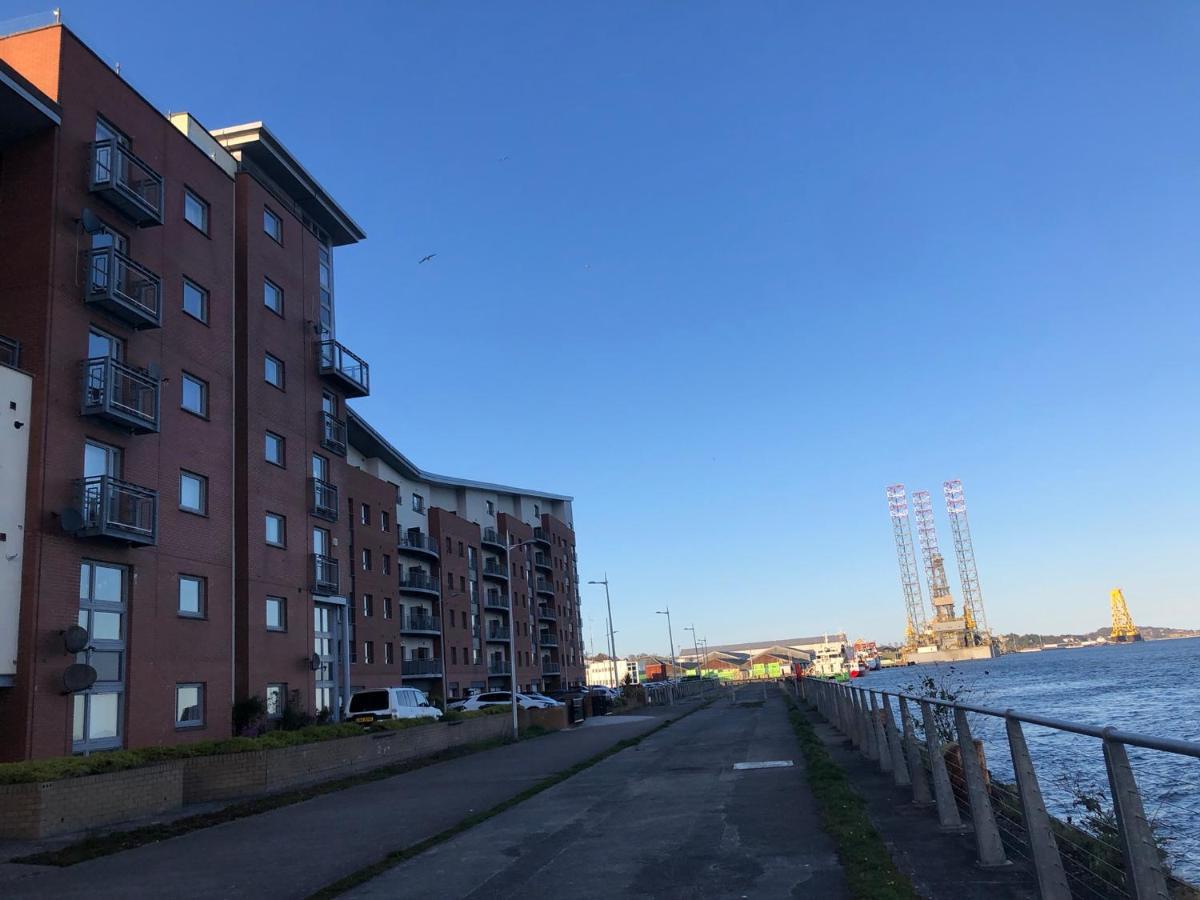 Dundee Waterfront Apartment: Central Location with Parking Exterior photo