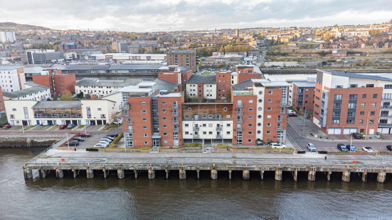 Dundee Waterfront Apartment: Central Location with Parking Exterior photo